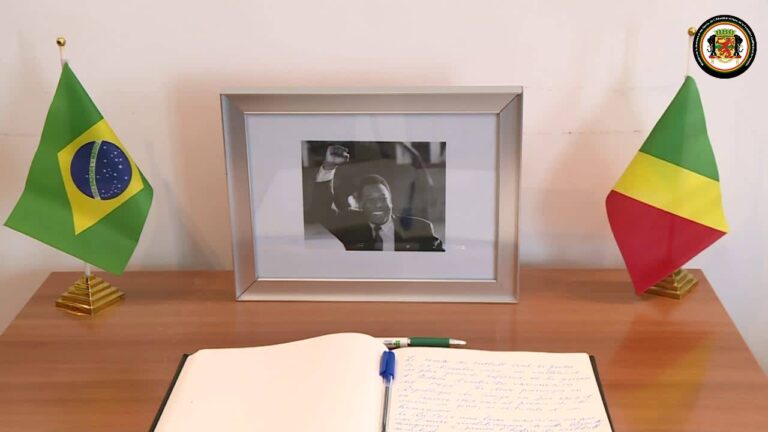 Signature du livre des condoléances au roi Pelé