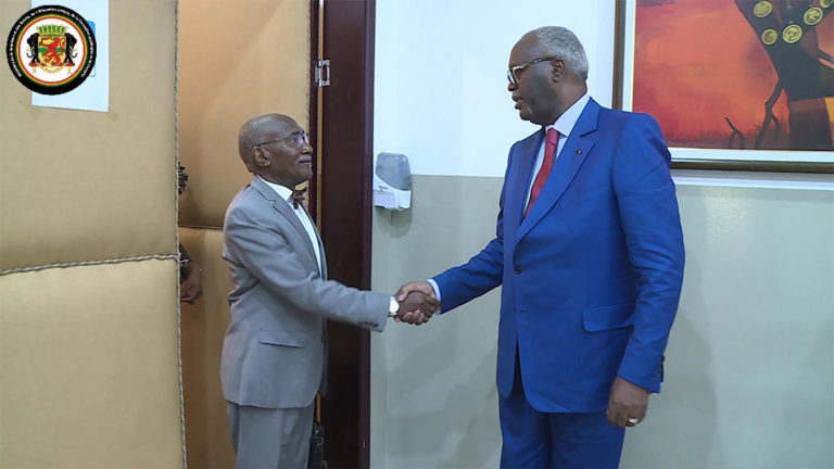 Le Ministre échange avec Martial de Paul Ikounga