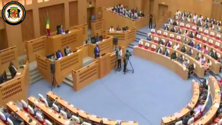 Le ministre des sports Hugues NGOUELONDELE, répandant aux questions des députés.